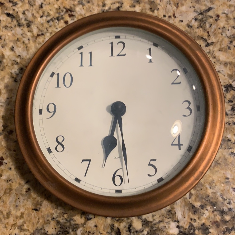Bronze clock | 1 AA battery | Back hanging hole